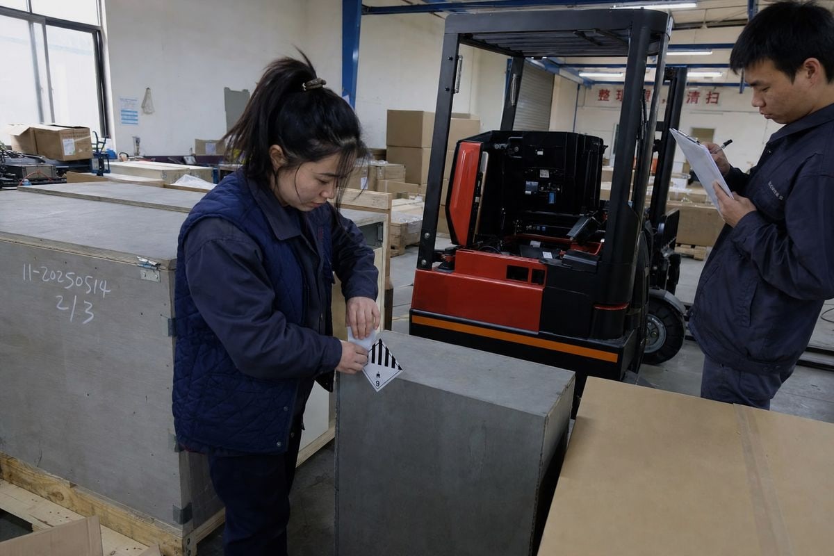 Comparison of FCL versus LCL shipping costs for electric forklifts from China (ID#4)