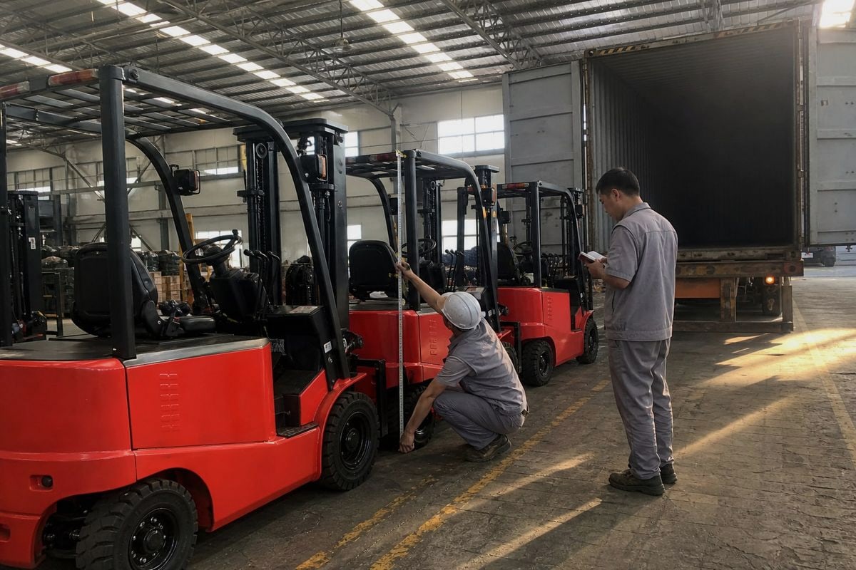 Electric forklifts loaded nose-to-tail inside 20FT and 40FT containers (ID#2)