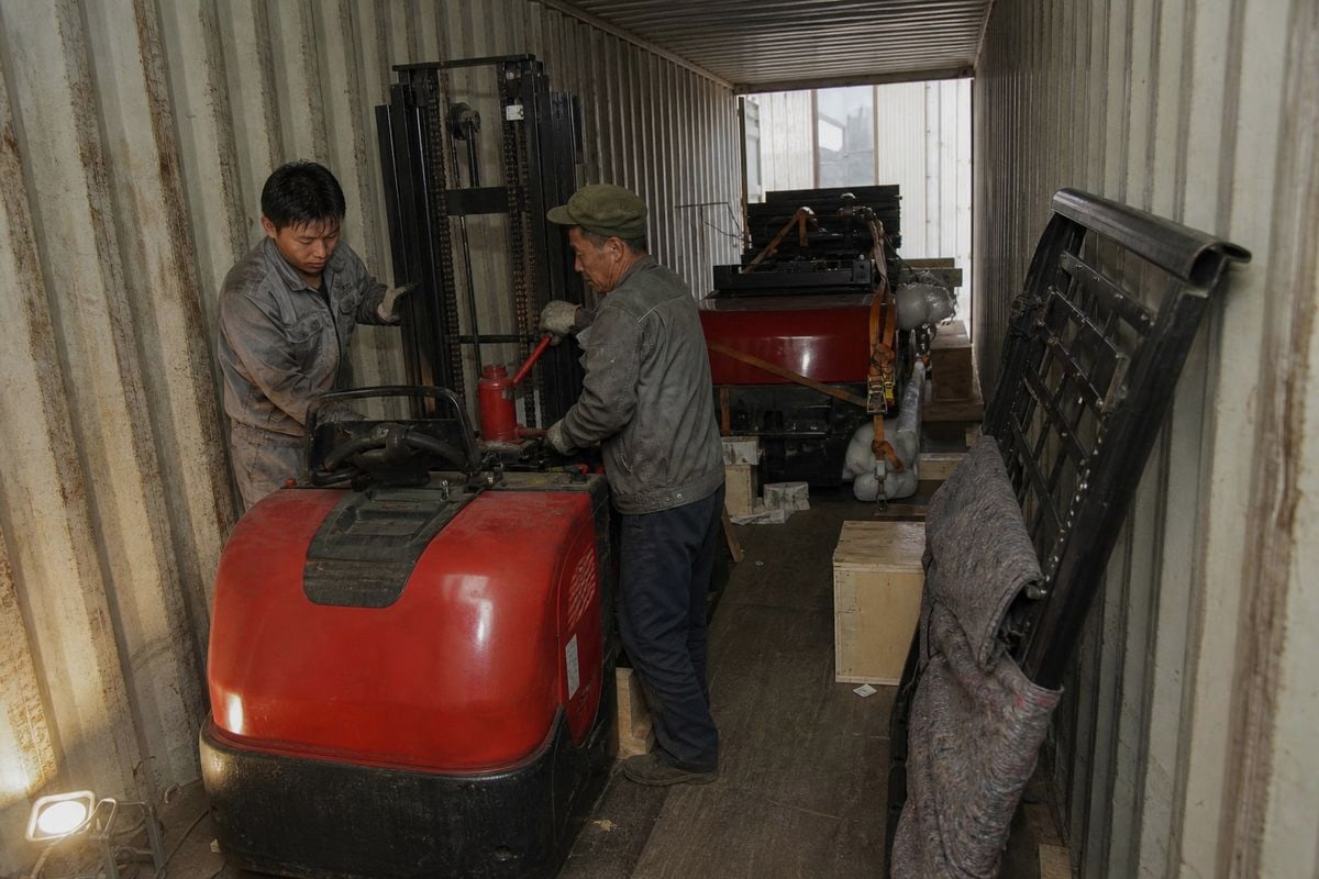 Container loading techniques to maximize space efficiency for electric forklift shipments (ID#3)
