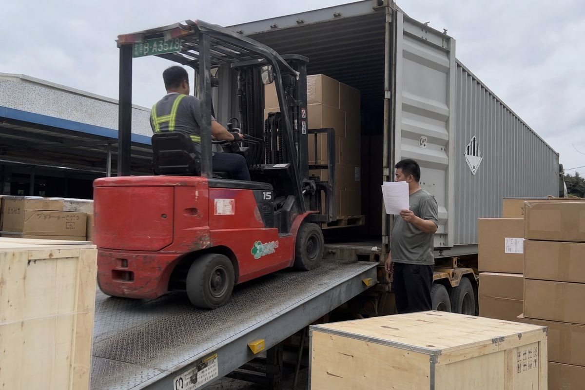 Best practices to prevent carrier rejections when shipping battery-powered forklifts as dangerous goods (ID#5)