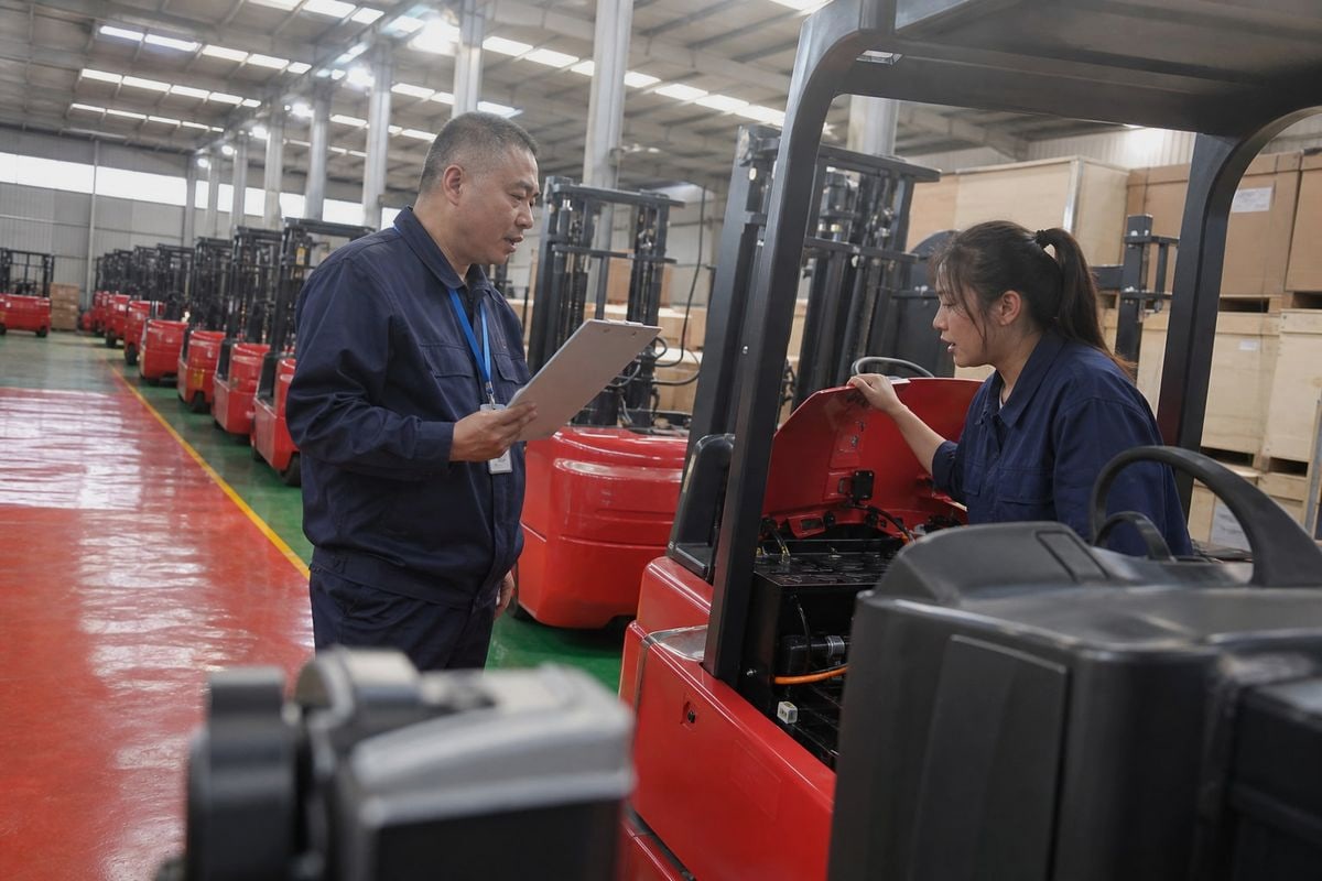 Freight cost impact of shipping forklifts with installed batteries versus separate shipment (ID#4)