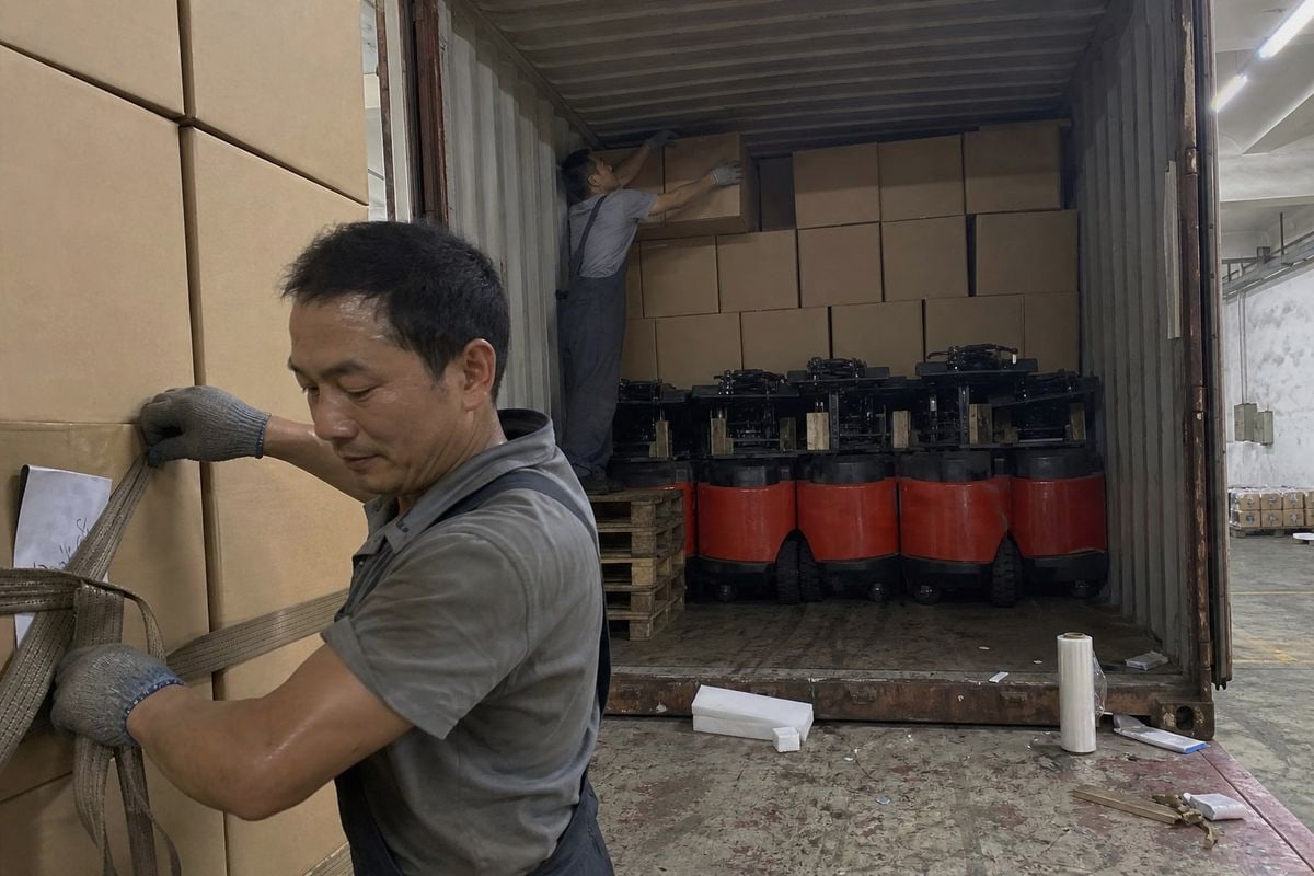 Lower Shipping Costs Tips to reduce shipping cost per forklift in a 40ft container (ID#4)