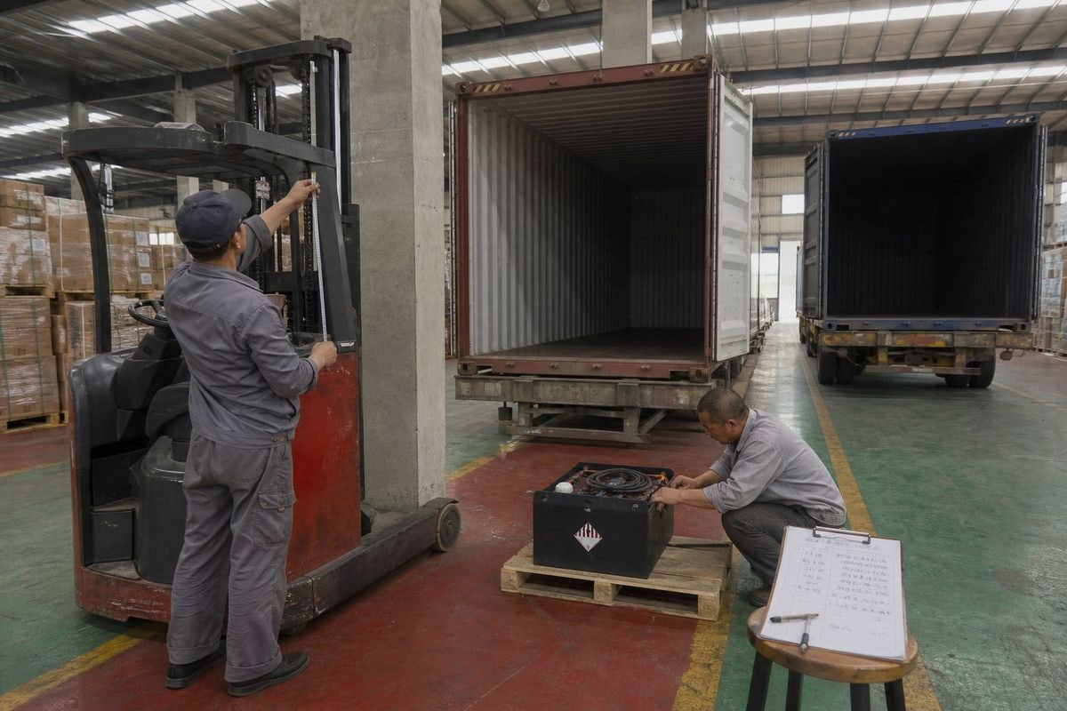 Factors like size, battery type, and shipping mode affect forklift shipping costs (ID#2)