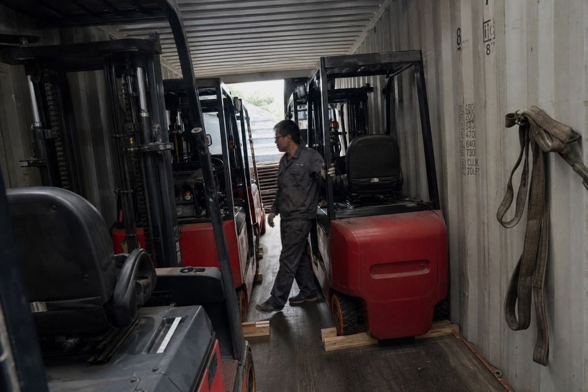 Tips to reduce shipping cost per forklift when loading a container (ID#5)