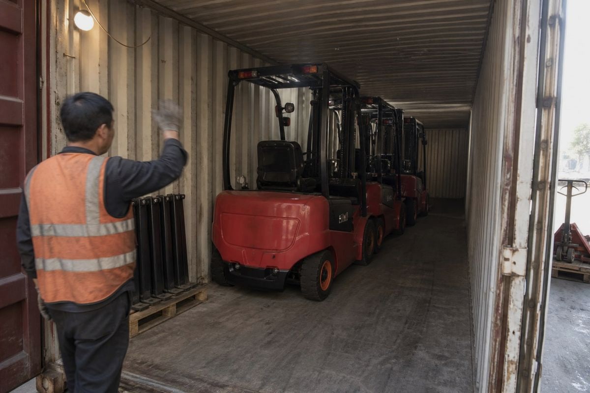 Forklift batteries and chargers packed safely alongside forklifts in 40HQ container (ID#5)