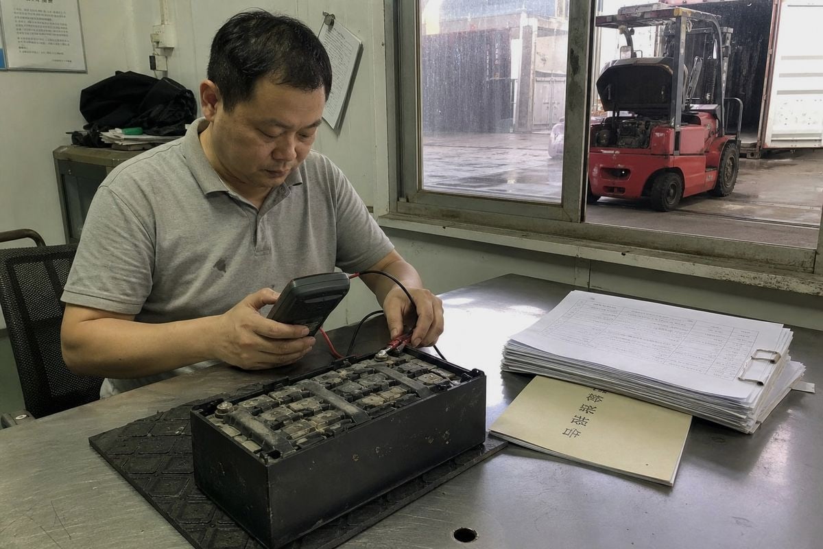 Container size impact on total forklift shipping cost from China (ID#5)