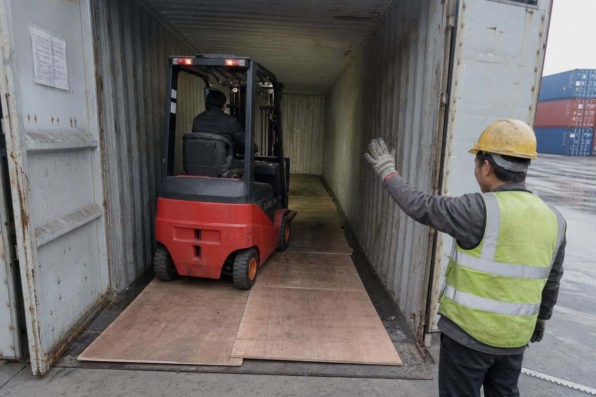 Forklift Bracing Technique Positioning forklift at container center and building timber cradle to prevent shifting (ID#3)