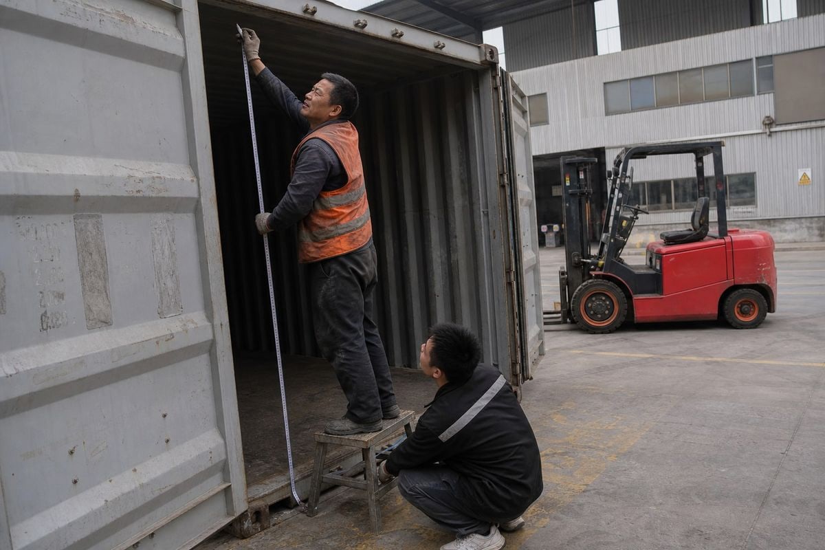 Forklift mast height clearance requirements for standard shipping container door opening (ID#2)