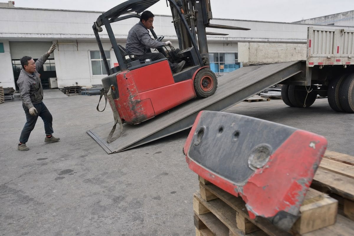 Common causes of forklift damage during ocean freight including rough handling and corrosion (ID#2)