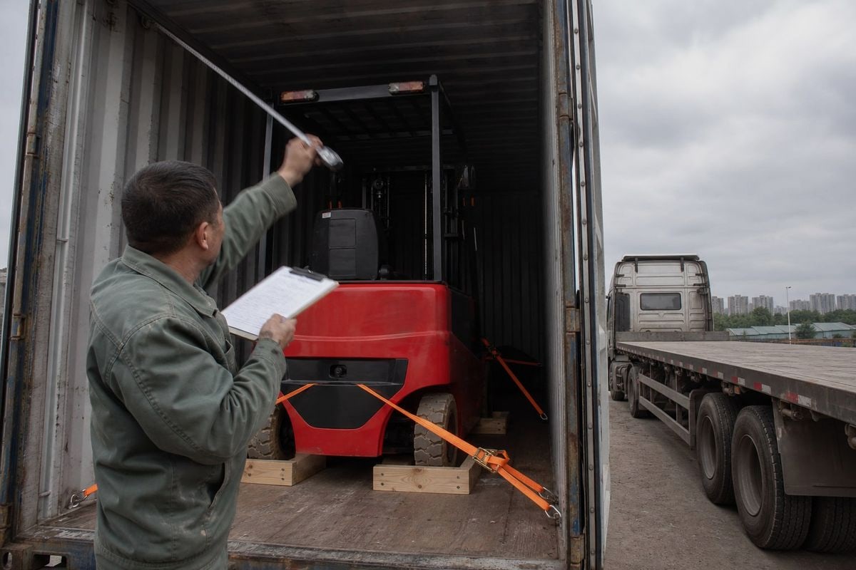 Choosing a reliable freight forwarder to minimize forklift shipping damage risks (ID#5)