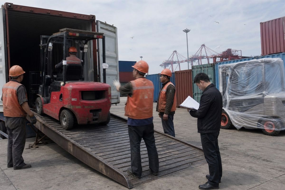 Freight forwarder in China coordinating customs bond arrangement for forklift imports (ID#5)