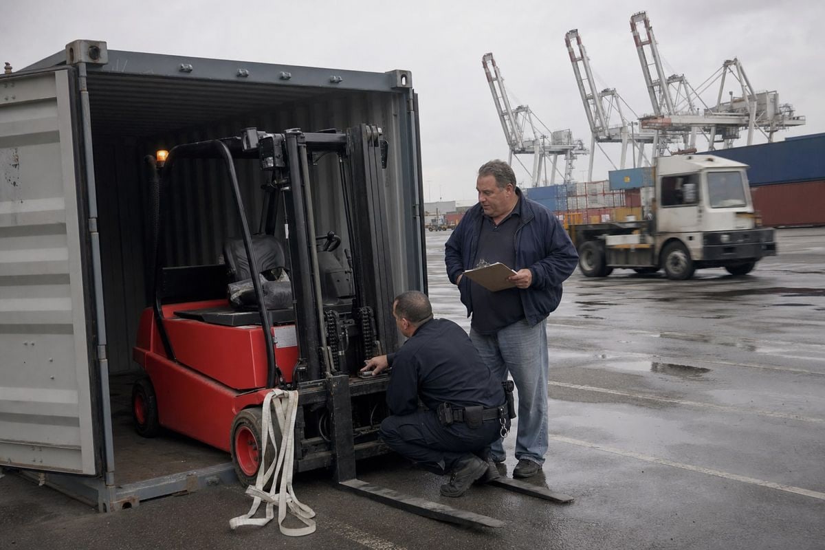 Importer of Record legal responsibilities including customs compliance and duty payment risks (ID#3)