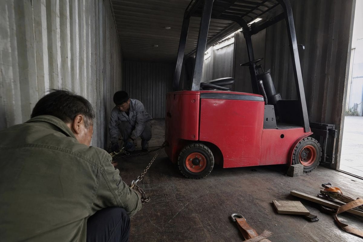 How door-to-door shipping coordinates factory pickup, ocean freight, customs, and final delivery for electric forklifts (ID#2)