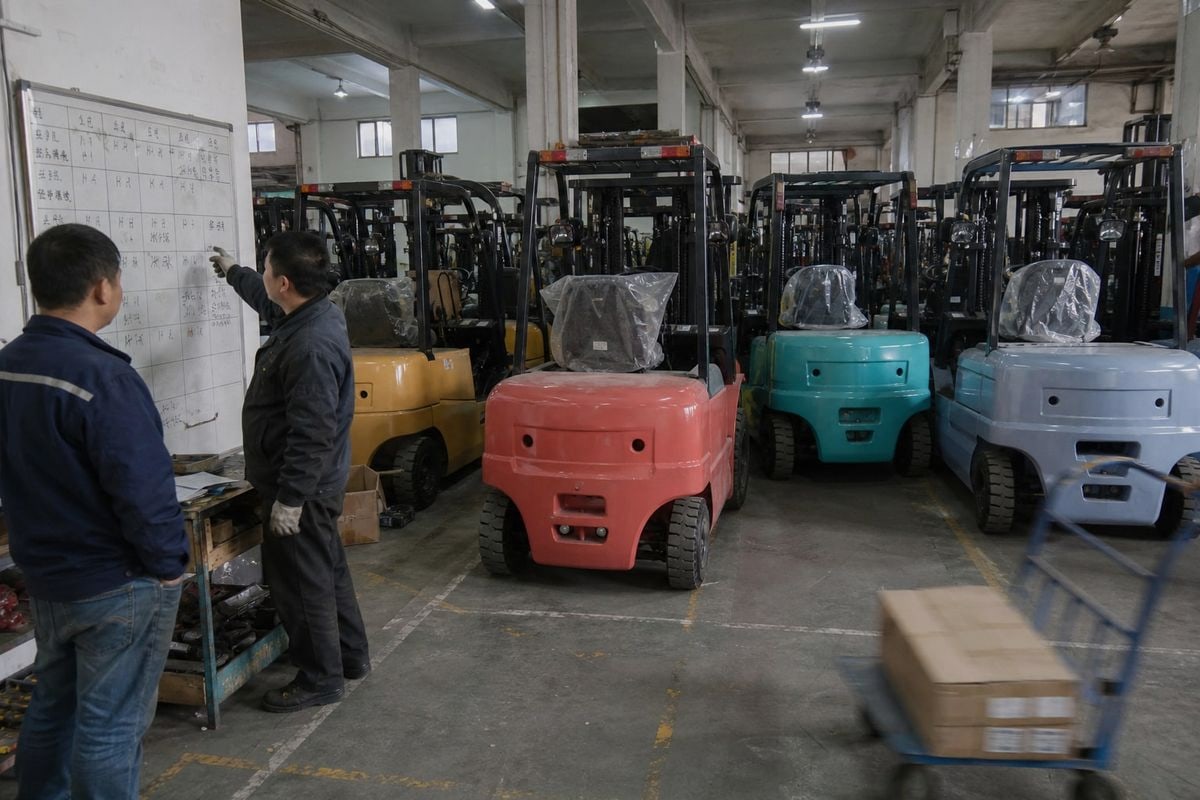 Safe storage setup combining forklifts, batteries, and spare parts before export shipment (ID#4)