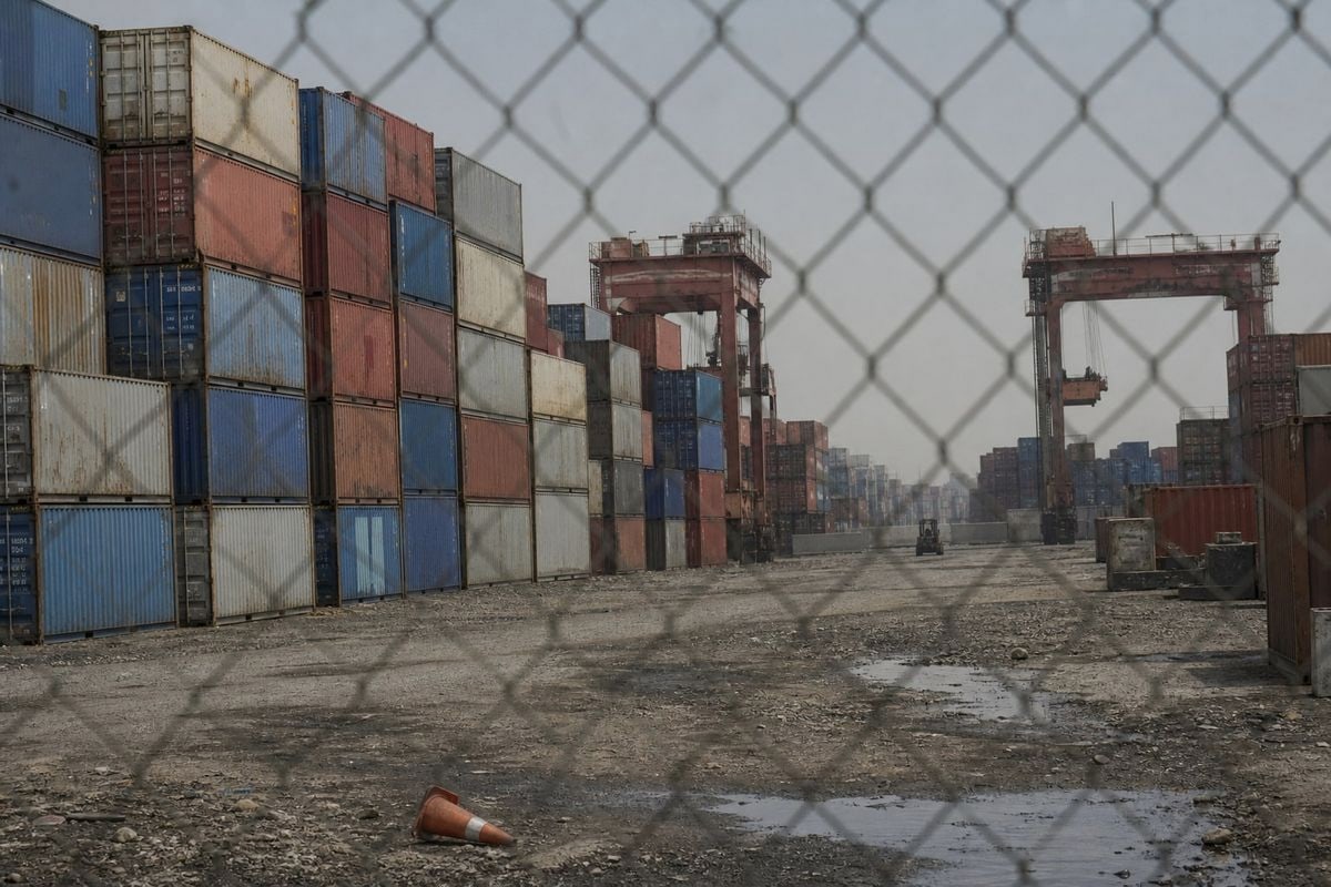 Cargo safety comparison showing handling risks in direct shipping versus transshipment for forklifts (ID#4)
