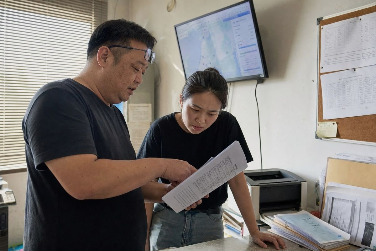 Common causes of tracking delays including port congestion and customs checks (ID#4)