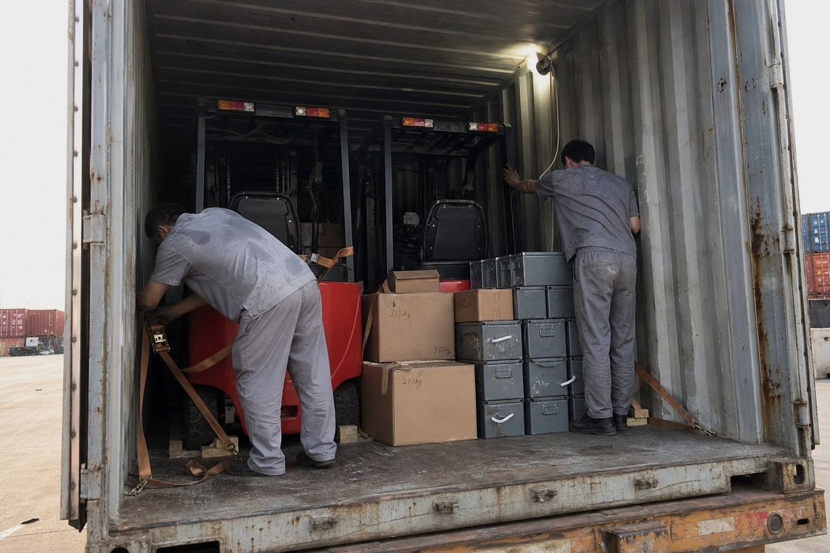 Hybrid shipping strategy combining sea and air freight for forklift orders efficiently (ID#5)